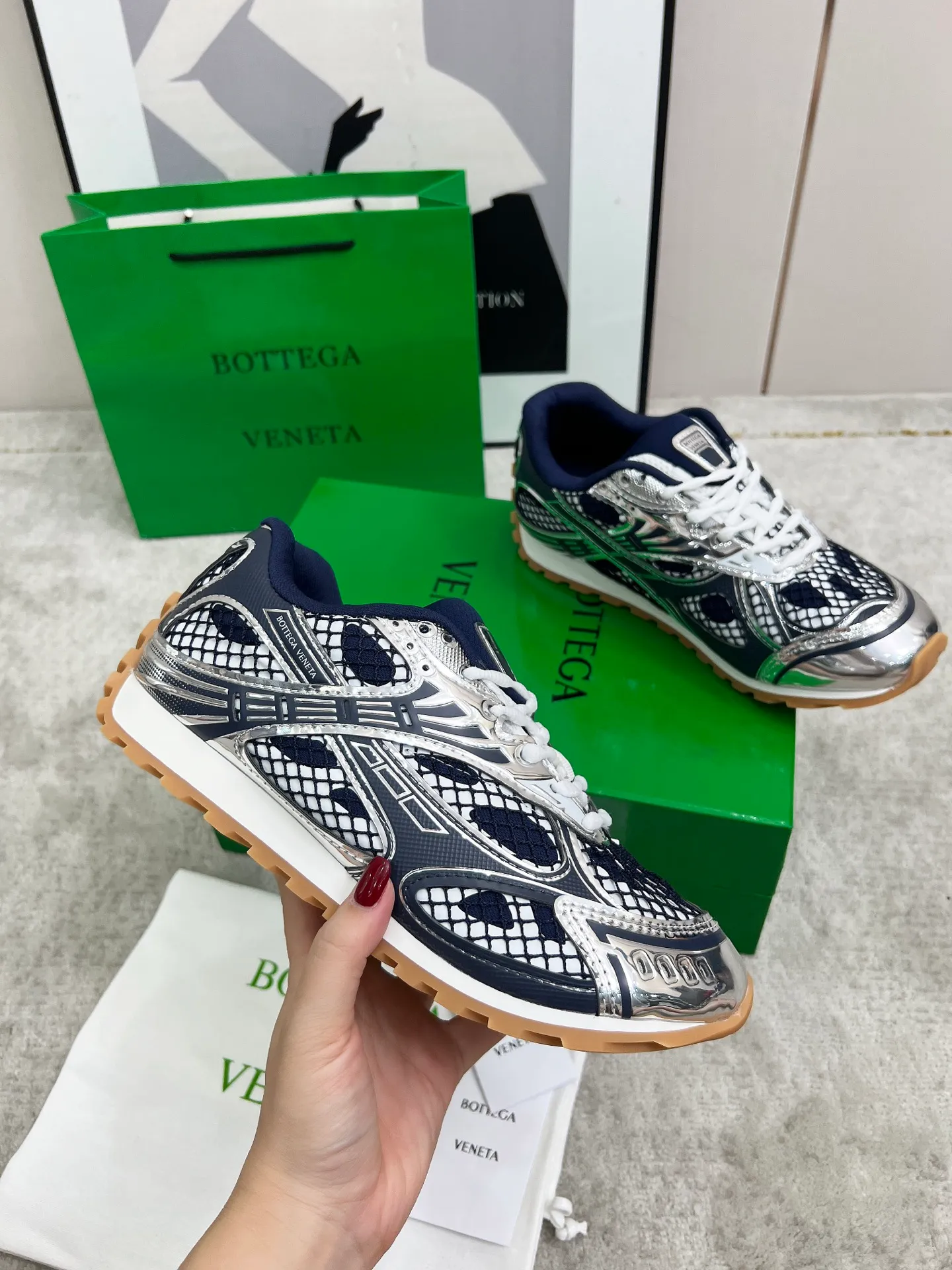 P540. Top version (couples model) Bottega Veneta Bottega Veneta 23ss autumn and winter show BV Orbit sneakers Wang Yibo's same style couples casual shoes dad shoes! Runner sneakers! Original purchase and development!  Made of original lightweight technical mesh fabric, the same as the original version! The process is complicated!  Paired with a rubber outsole designed with a geometric pattern, the high version of the Wang Zha series is actually much taller, but the legs still look slim. Very nice. Durable and playable, standard and version-matching shoe package technology, look for high-end versions. The original outsole is exclusively molded, and the color-blocked TPU outsole is used. The material and weight are the same as the original!  Size: #Female 35-41 (40 and 41 customized sizes are non-refundable) Male 39-45 (45 size customized are non-returnable and exchangeable)